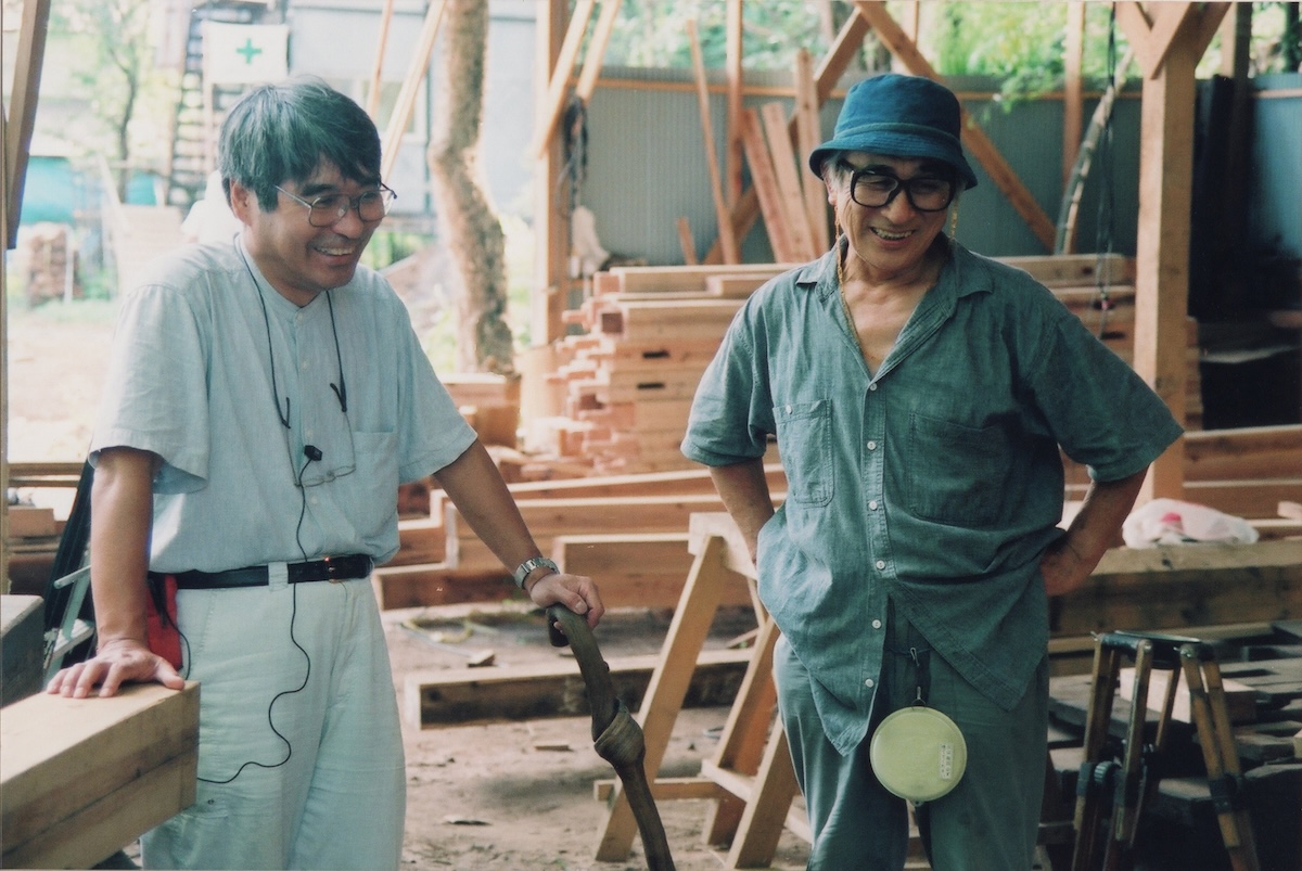 『ムカシが来た』撮影現場にて、瀬川順一（右）と